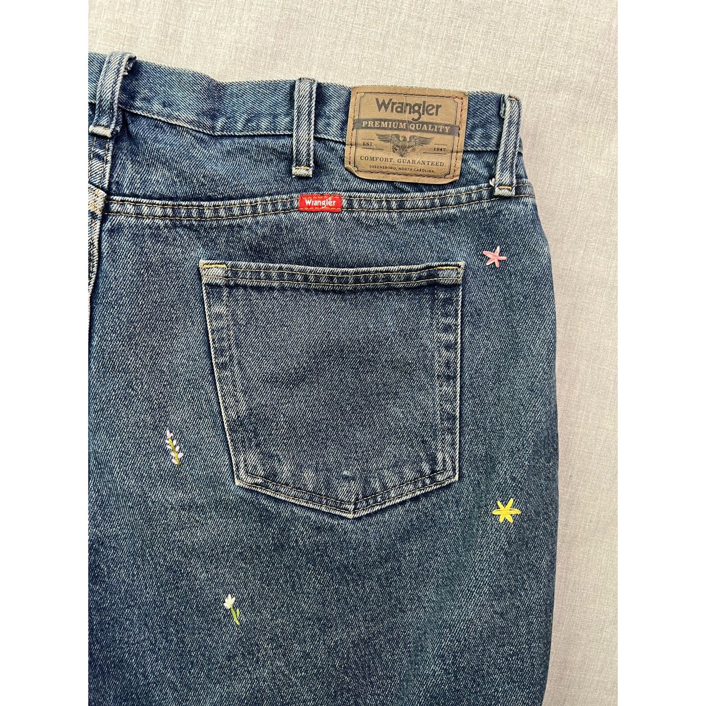 Wrangler Relaxed Fit Hand Embroidered Flower Jeans 40x30