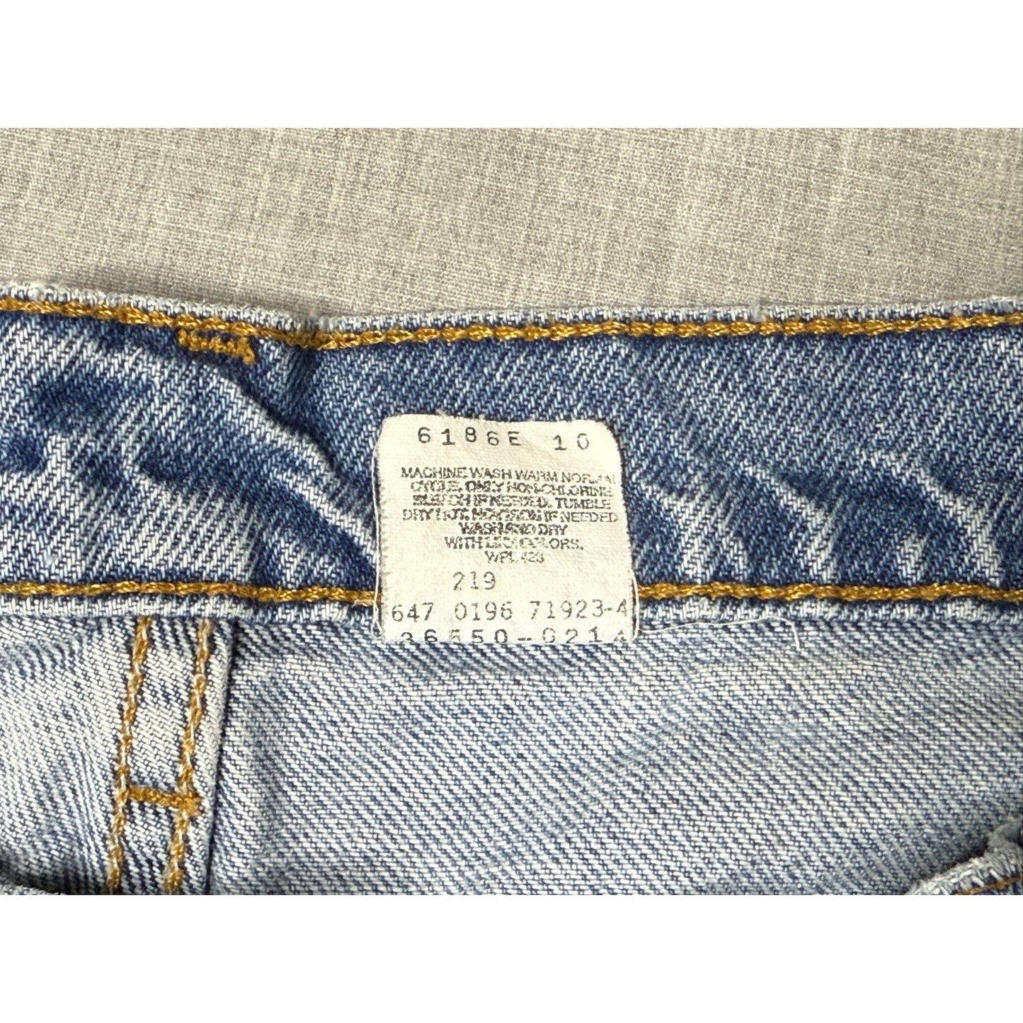 Vintage 90s Levi’s 550 Relaxed Fit Orange Tab Denim Jean Shorts 33